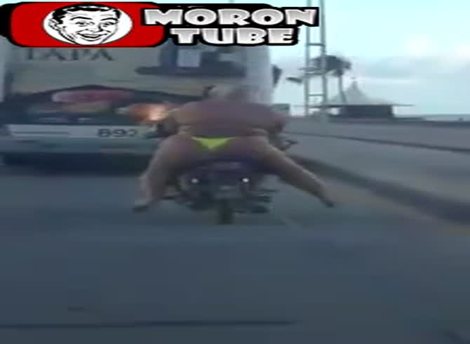 Video :A motorbike can carry a lot of weight